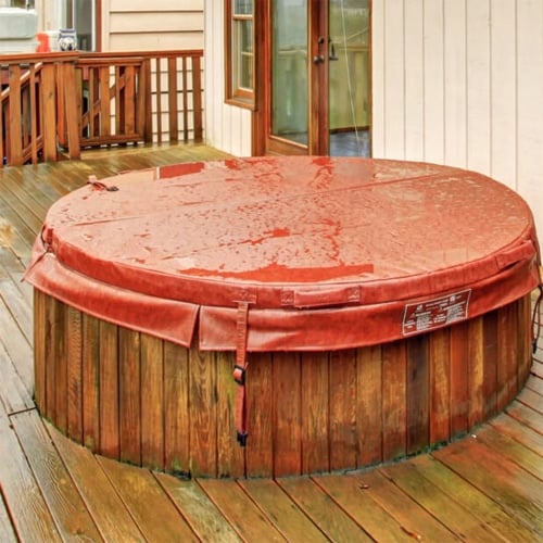 Round hot tub with vinyl cover